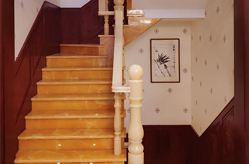 东山中式别墅室内汉白玉石楼梯的定制安装装饰效果