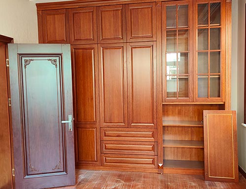 东山中式家庭装修里定制的实木衣柜效果图